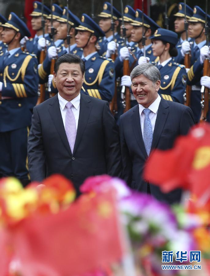 會(huì)談前，習(xí)近平在上海西郊會(huì)議中心廣場(chǎng)為阿坦巴耶夫舉行歡迎儀式。新華社記者 蘭紅光 攝 
