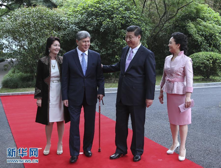 會(huì)談前，習(xí)近平在上海西郊會(huì)議中心廣場(chǎng)為阿坦巴耶夫舉行歡迎儀式。新華社記者 蘭紅光 攝 