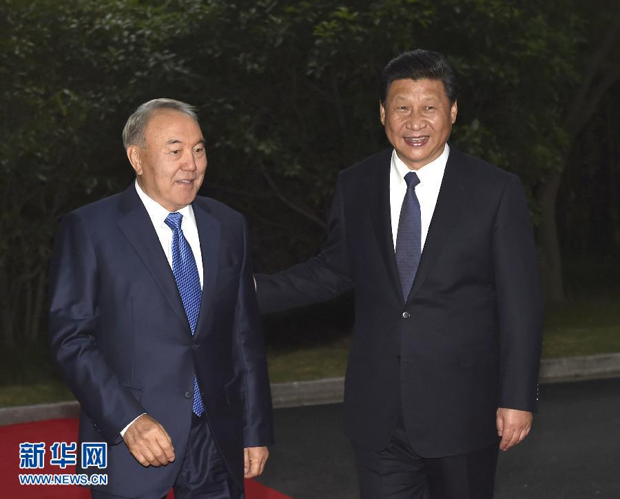  5月19日，中國國家主席習近平在上海同哈薩克斯坦總統(tǒng)納扎爾巴耶夫舉行會談。這是會談前，習近平在上海西郊會議中心廣場為納扎爾巴耶夫舉行歡迎儀式。新華社記者 馬占成 攝 
