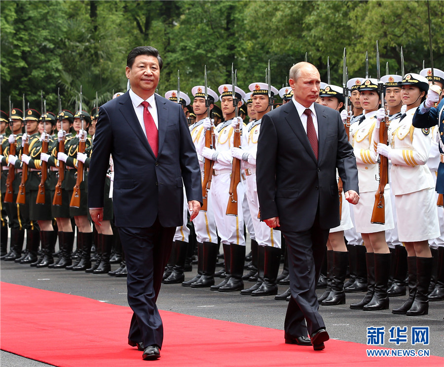 這是會談前，習近平在上海西郊會議中心廣場為普京舉行歡迎儀式。 新華社記者 龐興雷 攝 