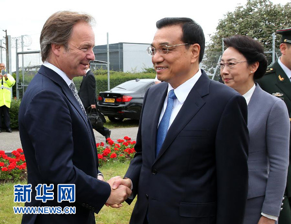 6月16日，應(yīng)英國(guó)首相卡梅倫邀請(qǐng)，國(guó)務(wù)院總理李克強(qiáng)乘專機(jī)抵達(dá)倫敦希思羅機(jī)場(chǎng)，開始對(duì)英國(guó)進(jìn)行正式訪問。李克強(qiáng)總理夫人程虹同機(jī)抵達(dá)。這是英國(guó)政府高級(jí)官員到機(jī)場(chǎng)迎接李克強(qiáng)總理和夫人。新華社記者 龐興雷 攝