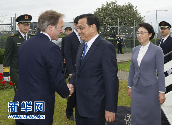 6月16日，應(yīng)英國(guó)首相卡梅倫邀請(qǐng)，國(guó)務(wù)院總理李克強(qiáng)乘專機(jī)抵達(dá)倫敦希思羅機(jī)場(chǎng)，開始對(duì)英國(guó)進(jìn)行正式訪問。李克強(qiáng)總理夫人程虹同機(jī)抵達(dá)。這是英國(guó)政府高級(jí)官員到機(jī)場(chǎng)迎接李克強(qiáng)總理和夫人。新華社記者 黃敬文 攝