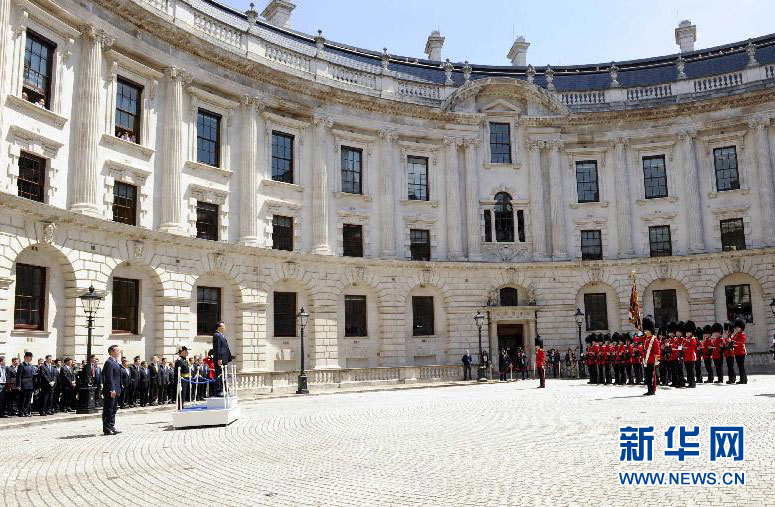 6月17日，中國國務院總理李克強在倫敦唐寧街10號首相府同英國首相卡梅倫舉行中英總理年度會晤。這是會晤前，卡梅倫為李克強舉行隆重的歡迎儀式。新華社記者 張鐸 攝 