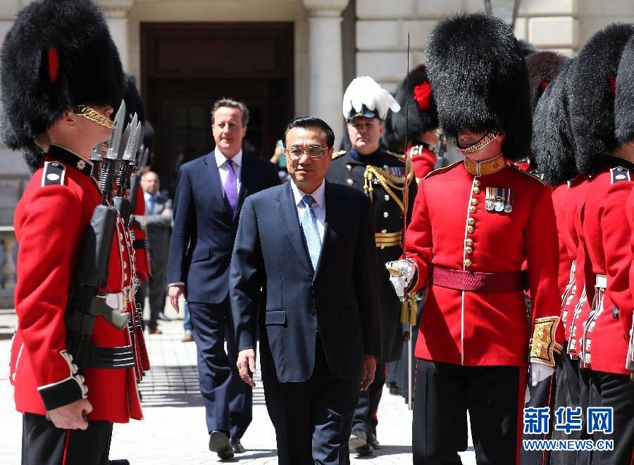 6月17日，中國國務院總理李克強在倫敦唐寧街10號首相府同英國首相卡梅倫舉行中英總理年度會晤。這是會晤前，卡梅倫為李克強舉行隆重的歡迎儀式。新華社記者 龐興雷 攝  
