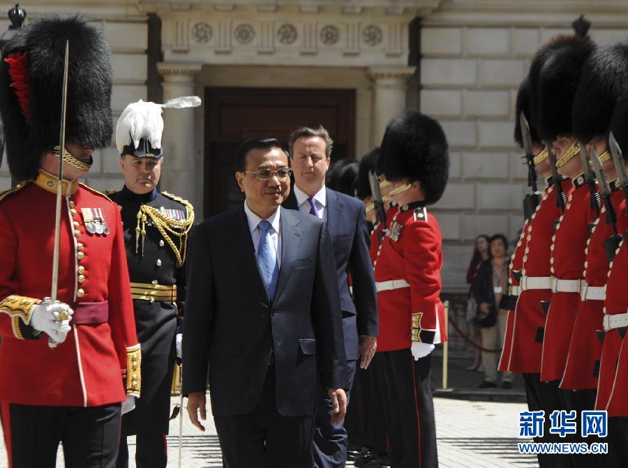 6月17日，中國國務院總理李克強在倫敦唐寧街10號首相府同英國首相卡梅倫舉行中英總理年度會晤。這是會晤前，卡梅倫為李克強舉行隆重的歡迎儀式。新華社記者 張鐸 攝  