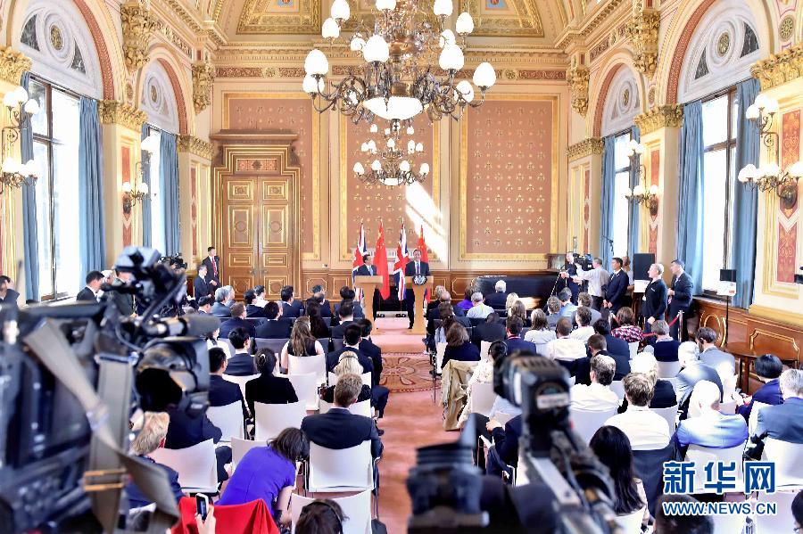 6月17日，中國國務(wù)院總理李克強同英國首相卡梅倫在倫敦舉行中英總理年度會晤后共同會見記者。新華社記者 李濤 攝