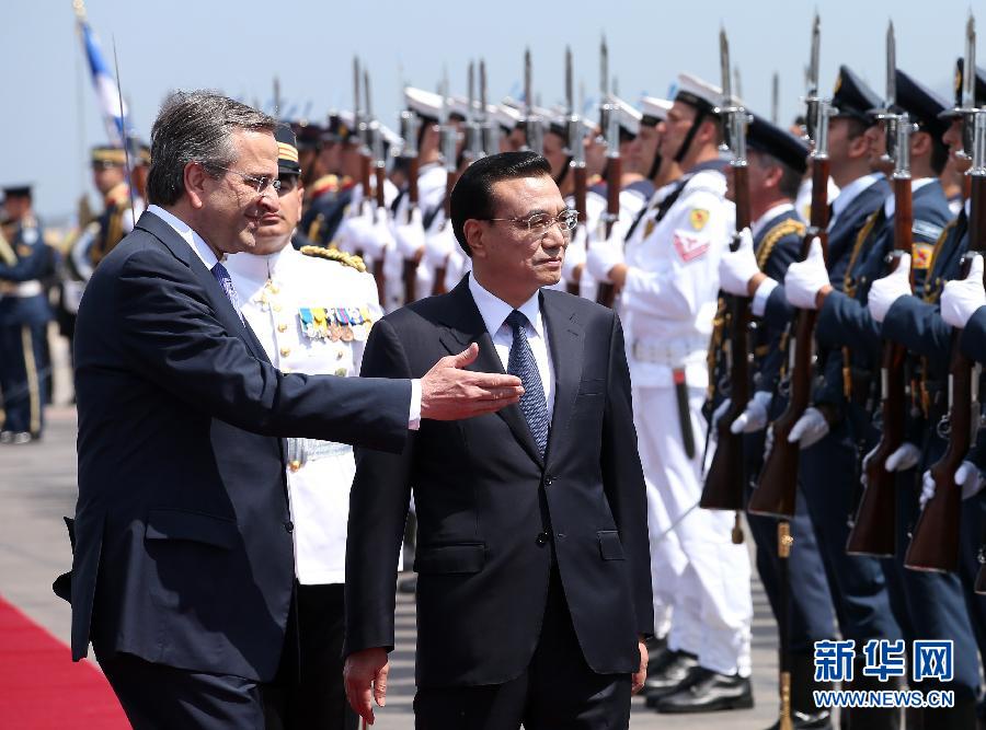 6月19日，國(guó)務(wù)院總理李克強(qiáng)乘專機(jī)抵達(dá)雅典國(guó)際機(jī)場(chǎng)，開(kāi)始對(duì)希臘進(jìn)行正式訪問(wèn)。希臘總理薩馬拉斯在機(jī)場(chǎng)為李克強(qiáng)舉行隆重的歡迎儀式。這是李克強(qiáng)在薩馬拉斯的陪同下檢閱儀仗隊(duì)。新華社記者 龐興雷 攝  