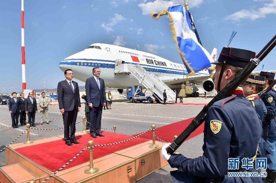 6月19日，國(guó)務(wù)院總理李克強(qiáng)乘專機(jī)抵達(dá)雅典國(guó)際機(jī)場(chǎng)，開(kāi)始對(duì)希臘進(jìn)行正式訪問(wèn)。希臘總理薩馬拉斯在機(jī)場(chǎng)為李克強(qiáng)舉行隆重的歡迎儀式。新華社記者 李濤 攝