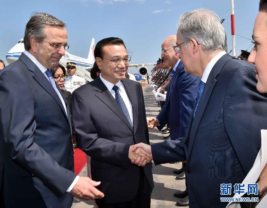 6月19日，國(guó)務(wù)院總理李克強(qiáng)乘專機(jī)抵達(dá)雅典國(guó)際機(jī)場(chǎng)，開(kāi)始對(duì)希臘進(jìn)行正式訪問(wèn)。希臘總理薩馬拉斯在機(jī)場(chǎng)為李克強(qiáng)舉行隆重的歡迎儀式。新華社記者 李濤 攝