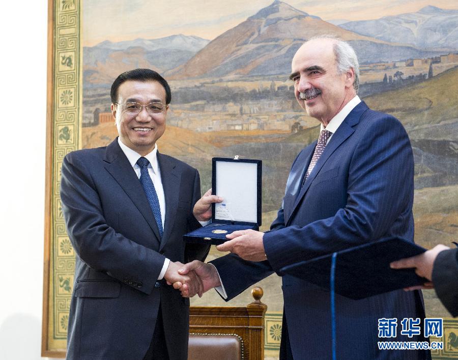 6月19日，國務(wù)院總理李克強(qiáng)在希臘議會大廈會見希臘議長米馬拉基斯。這是會見前，米馬拉基斯代表希臘議會向李克強(qiáng)授予議會金質(zhì)勛章。新華社記者 王曄 攝