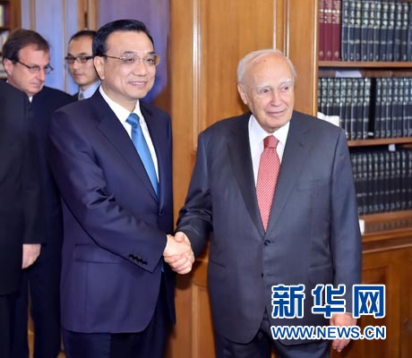 6月20日，國務(wù)院總理李克強在雅典總統(tǒng)府會見希臘總統(tǒng)帕普利亞斯。 新華社記者 李濤 攝