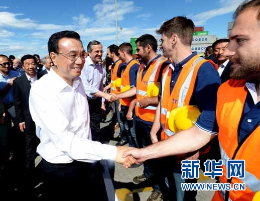 6月20日，國務(wù)院總理李克強與希臘總理薩馬拉斯共同考察中國遠(yuǎn)洋運輸集團比雷埃夫斯集裝箱碼頭。這是李克強和薩馬拉斯來到3號碼頭，同碼頭工人親切交流。新華社記者 李濤 攝 