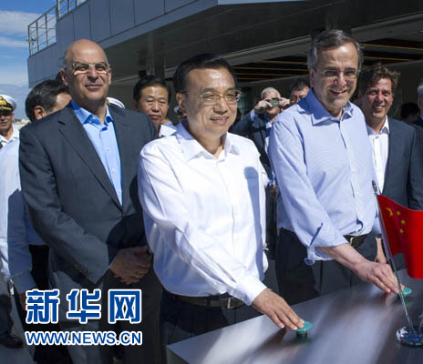 這是李克強與薩馬拉斯共同發(fā)出指令，一列滿載中國貨物的列車緩緩駛出比雷埃夫斯港，開往中東歐目的地。新華社記者 王曄 攝