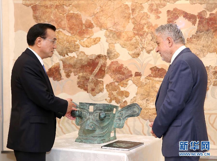 6月21日，國務(wù)院總理李克強與希臘總理薩馬拉斯共同出席希臘伊拉克利翁博物館新館開館儀式并發(fā)表講話。這是李克強向伊拉克利翁博物館贈送三星堆出土文物復(fù)制品。新華社記者 龐興雷 攝 