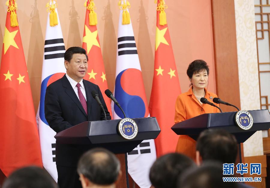 7月3日，國(guó)家主席習(xí)近平在首爾同韓國(guó)總統(tǒng)樸槿惠舉行會(huì)談。會(huì)談后，兩國(guó)元首共同會(huì)見(jiàn)記者。 新華社記者姚大偉攝