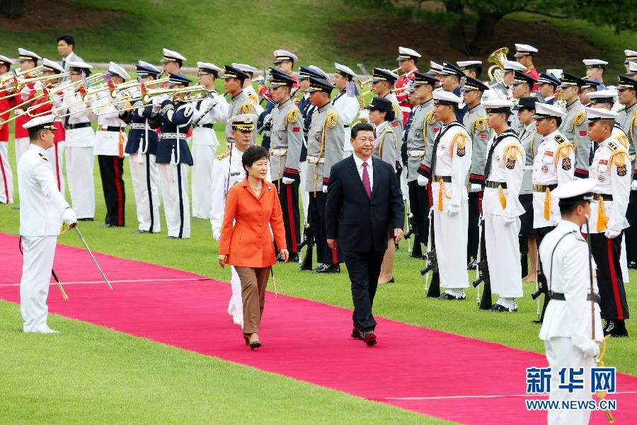 7月3日，國(guó)家主席習(xí)近平在首爾同韓國(guó)總統(tǒng)樸槿惠舉行會(huì)談。會(huì)談前，樸槿惠在青瓦臺(tái)總統(tǒng)府為習(xí)近平舉行隆重歡迎儀式。 新華社記者姚大偉攝