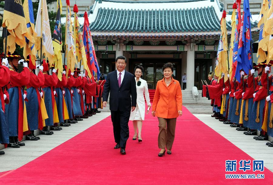 7月3日，國(guó)家主席習(xí)近平在首爾同韓國(guó)總統(tǒng)樸槿惠舉行會(huì)談。會(huì)談前，樸槿惠在青瓦臺(tái)總統(tǒng)府為習(xí)近平舉行隆重歡迎儀式。 新華社記者饒愛(ài)民攝 