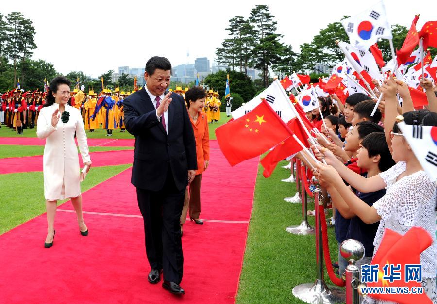 7月3日，國(guó)家主席習(xí)近平在首爾同韓國(guó)總統(tǒng)樸槿惠舉行會(huì)談。會(huì)談前，樸槿惠在青瓦臺(tái)總統(tǒng)府為習(xí)近平舉行隆重歡迎儀式。 新華社記者饒愛(ài)民攝 