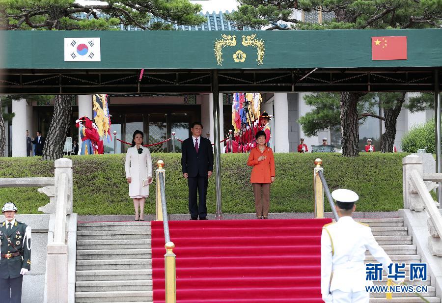 7月3日，國(guó)家主席習(xí)近平在首爾同韓國(guó)總統(tǒng)樸槿惠舉行會(huì)談。會(huì)談前，樸槿惠在青瓦臺(tái)總統(tǒng)府為習(xí)近平舉行隆重歡迎儀式。 新華社記者丁林?jǐn)z 