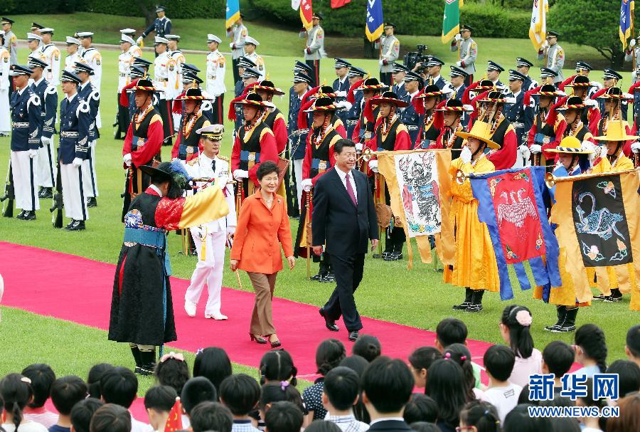 7月3日，國(guó)家主席習(xí)近平在首爾同韓國(guó)總統(tǒng)樸槿惠舉行會(huì)談。會(huì)談前，樸槿惠在青瓦臺(tái)總統(tǒng)府為習(xí)近平舉行隆重歡迎儀式。 新華社記者姚大偉攝 
