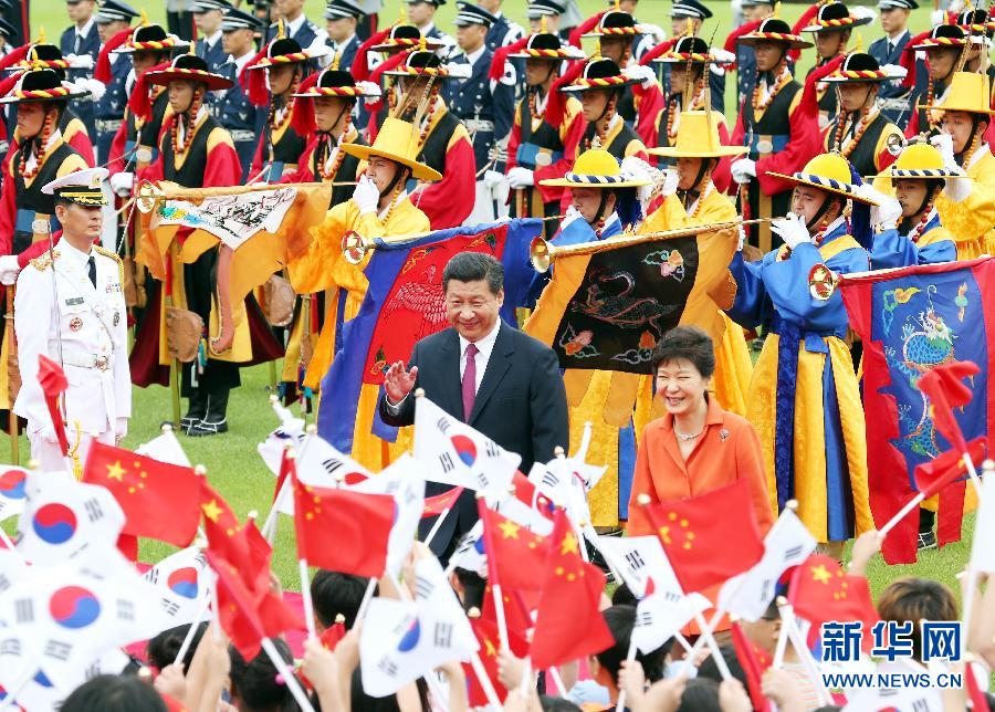 7月3日，國(guó)家主席習(xí)近平在首爾同韓國(guó)總統(tǒng)樸槿惠舉行會(huì)談。會(huì)談前，樸槿惠在青瓦臺(tái)總統(tǒng)府為習(xí)近平舉行隆重歡迎儀式。 新華社記者姚大偉攝 