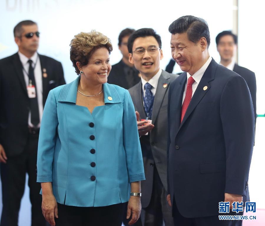 7月15日，國(guó)家主席習(xí)近平在巴西福塔萊薩出席金磚國(guó)家領(lǐng)導(dǎo)人第六次會(huì)晤。這是巴西總統(tǒng)羅塞夫迎接習(xí)近平主席。 新華社記者 蘭紅光 攝 