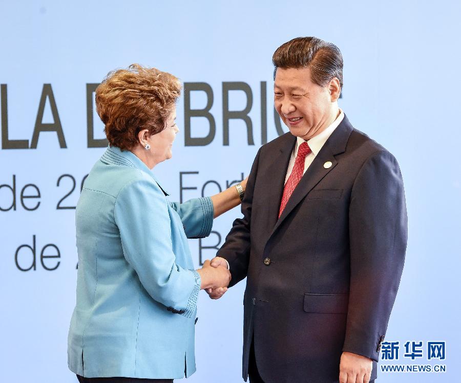7月15日，國(guó)家主席習(xí)近平在巴西福塔萊薩出席金磚國(guó)家領(lǐng)導(dǎo)人第六次會(huì)晤。這是巴西總統(tǒng)羅塞夫迎接習(xí)近平主席。 新華社記者 李學(xué)仁 攝  