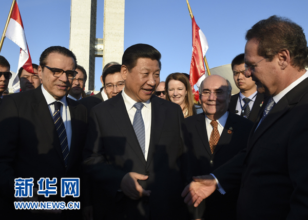 7月16日，國家主席習近平在巴西利亞會見巴西參議長卡列羅斯（前右）和眾議長阿爾維斯（前左）。 新華社記者 李學仁 攝 