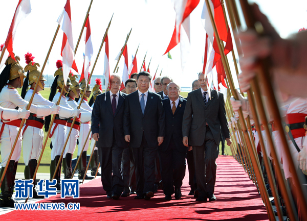 7月16日，國家主席習近平在巴西利亞會見巴西參議長卡列羅斯和眾議長阿爾維斯。這是習近平步入國會大廈。 新華社記者 劉建生 攝 