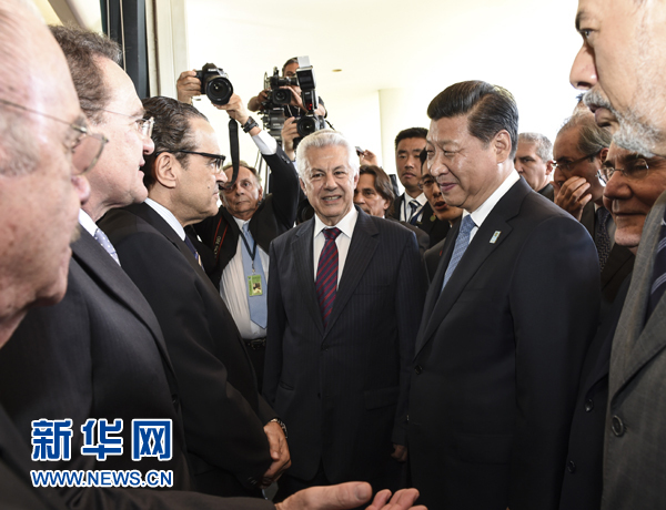 7月16日，國家主席習近平在巴西利亞會見巴西參議長卡列羅斯和眾議長阿爾維斯。這是兩院議長迎接習近平主席，并介紹議員代表。 新華社記者李學仁 攝 