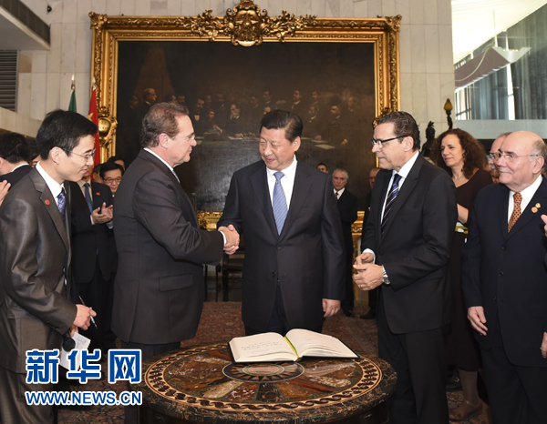 7月16日，國家主席習近平在巴西利亞會見巴西參議長卡列羅斯（前排左二）和眾議長阿爾維斯（前排右二）。 新華社記者 李學仁 攝 