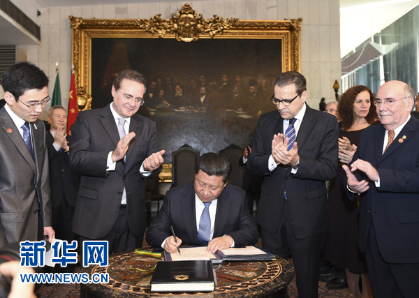 7月16日，國家主席習近平在巴西利亞會見巴西參議長卡列羅斯（前排左二）和眾議長阿爾維斯（前排右二）。這是習近平應邀為參眾兩院題詞。新華社記者 李學仁 攝 
