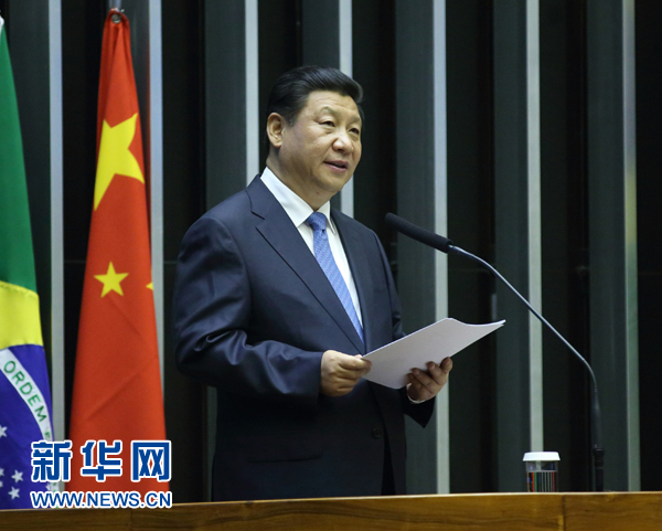 7月16日，國家主席習近平在巴西國會發(fā)表《弘揚傳統(tǒng)友好共譜合作新篇》的演講。 新華社記者 蘭紅光 攝 