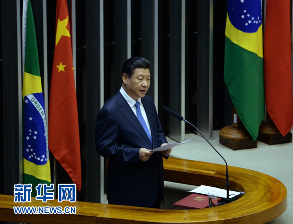 7月16日，國家主席習近平在巴西國會發(fā)表《弘揚傳統(tǒng)友好共譜合作新篇》的演講。 新華社記者 劉建生 攝 