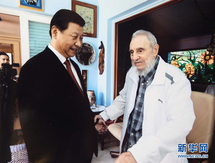 當(dāng)?shù)貢r間7月22日，國家主席習(xí)近平在哈瓦那親切探望古巴革命領(lǐng)袖菲德爾·卡斯特羅。 新華社發(fā)