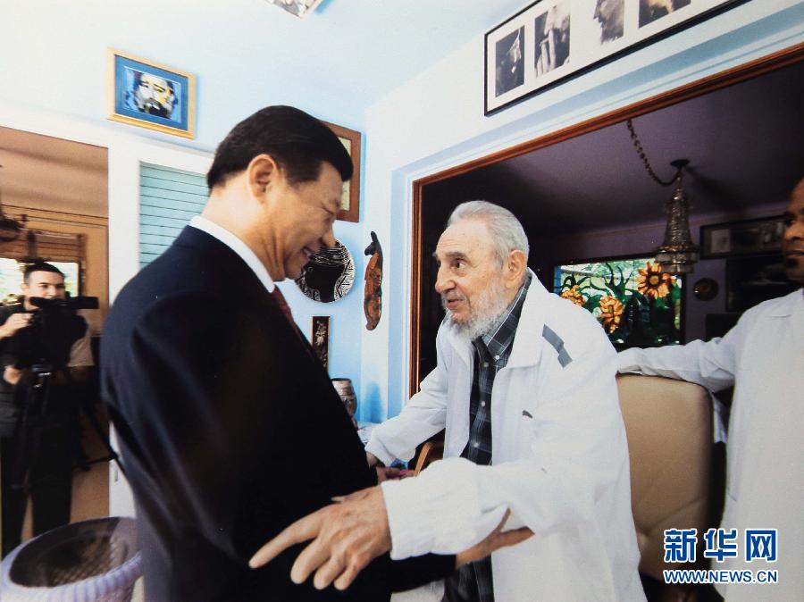 當(dāng)?shù)貢r間7月22日，國家主席習(xí)近平在哈瓦那親切探望古巴革命領(lǐng)袖菲德爾·卡斯特羅。 新華社發(fā)