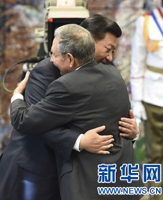 當(dāng)?shù)貢r間7月22日，國家主席習(xí)近平在哈瓦那接受古巴政府授予的“何塞·馬蒂”勛章。古巴國務(wù)委員會主席兼部長會議主席勞爾·卡斯特羅為習(xí)近平佩戴勛章。新華社記者馬占成攝