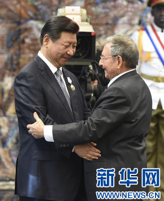 當(dāng)?shù)貢r間7月22日，國家主席習(xí)近平在哈瓦那接受古巴政府授予的“何塞·馬蒂”勛章。古巴國務(wù)委員會主席兼部長會議主席勞爾·卡斯特羅為習(xí)近平佩戴勛章。新華社記者馬占成攝