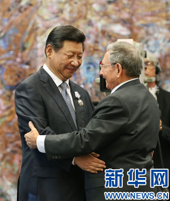 當(dāng)?shù)貢r間7月22日，國家主席習(xí)近平在哈瓦那接受古巴政府授予的“何塞·馬蒂”勛章。古巴國務(wù)委員會主席兼部長會議主席勞爾·卡斯特羅為習(xí)近平佩戴勛章。新華社記者劉衛(wèi)兵攝