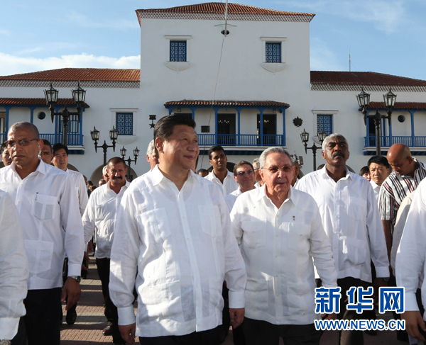 當(dāng)?shù)貢r間7月23日，國家主席習(xí)近平在古巴國務(wù)委員會主席兼部長會議主席勞爾·卡斯特羅全程陪同下，訪問古巴第二大城市、被稱為“英雄城”的圣地亞哥。這是習(xí)近平和勞爾參觀圣地亞哥市政府。新華社記者蘭紅光 攝