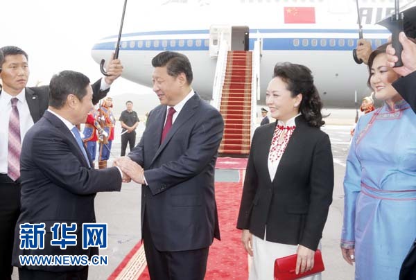 8月21日，國家主席習(xí)近平抵達(dá)烏蘭巴托，開始對(duì)蒙古國進(jìn)行國事訪問。習(xí)近平和夫人彭麗媛在機(jī)場受到蒙古國總理阿勒坦呼亞格夫婦熱情迎接。新華社記者鞠鵬攝