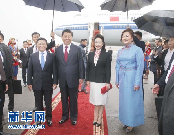 8月21日，國家主席習(xí)近平抵達(dá)烏蘭巴托，開始對(duì)蒙古國進(jìn)行國事訪問。習(xí)近平和夫人彭麗媛在機(jī)場受到蒙古國總理阿勒坦呼亞格夫婦熱情迎接。新華社記者鞠鵬攝 