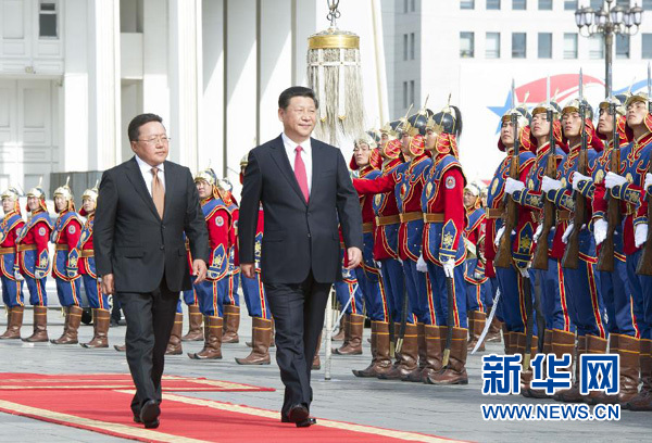 8月21日，國家主席習(xí)近平在烏蘭巴托同蒙古國總統(tǒng)額勒貝格道爾吉舉行會談。會談前，額勒貝格道爾吉在國家宮前廣場為習(xí)近平舉行隆重歡迎儀式。新華社記者 黃敬文 攝
