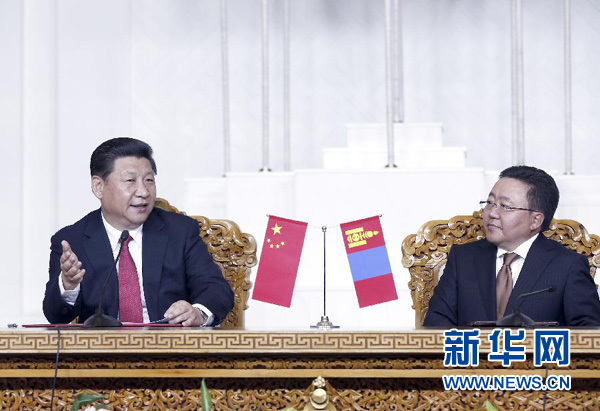 8月21日，國家主席習(xí)近平在烏蘭巴托同蒙古國總統(tǒng)額勒貝格道爾吉舉行會談。會談后，兩國元首共同會見記者。 新華社記者 鞠鵬 攝