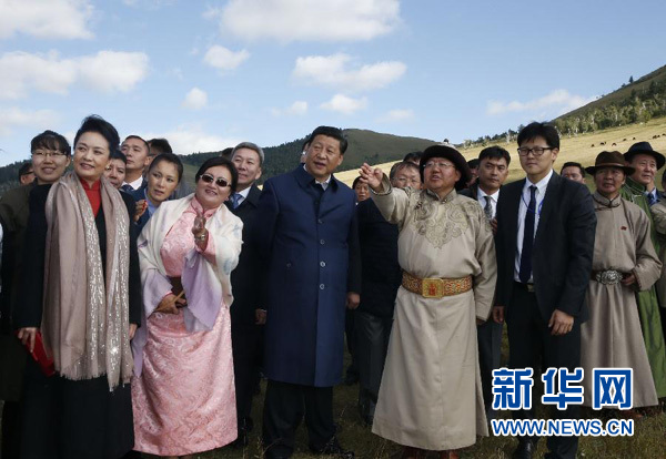 8月22日，國家主席習(xí)近平在蒙古國總統(tǒng)額勒貝格道爾吉陪同下前往烏蘭巴托市郊觀看那達(dá)慕。這是習(xí)近平和夫人彭麗媛同額勒貝格道爾吉夫婦觀看表演。新華社記者 鞠鵬 攝