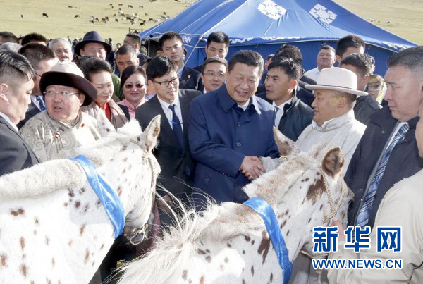 8月22日，國家主席習(xí)近平在蒙古國總統(tǒng)額勒貝格道爾吉陪同下前往烏蘭巴托市郊觀看那達(dá)慕。額勒貝格道爾吉向習(xí)近平夫婦贈(zèng)送兩匹蒙古馬。習(xí)近平為兩匹馬分別取名阿爾泰和克魯倫，寓意中蒙兩國山水相連、睦鄰友好。新華社記者 鞠鵬 攝
