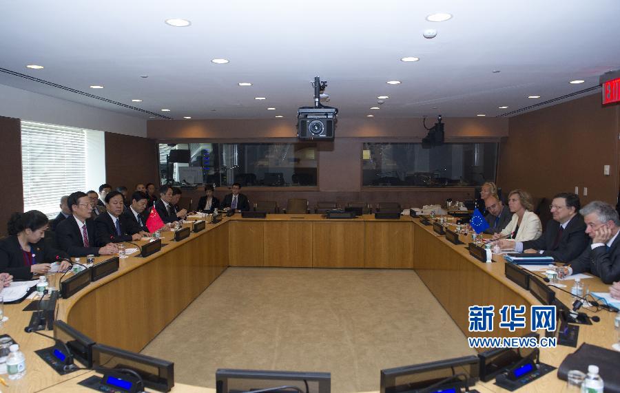  9月23日，正在紐約出席聯(lián)合國氣候峰會的國家主席習近平特使、國務(wù)院副總理張高麗在紐約聯(lián)合國總部會見歐盟委員會主席巴羅佐。新華社記者 王曄 攝 