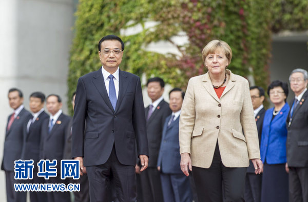 10月10日，德國(guó)總理默克爾在柏林總理府前廣場(chǎng)舉行隆重儀式，歡迎國(guó)務(wù)院總理李克強(qiáng)對(duì)德國(guó)進(jìn)行正式訪問(wèn)。 新華社記者 謝環(huán)馳 攝 