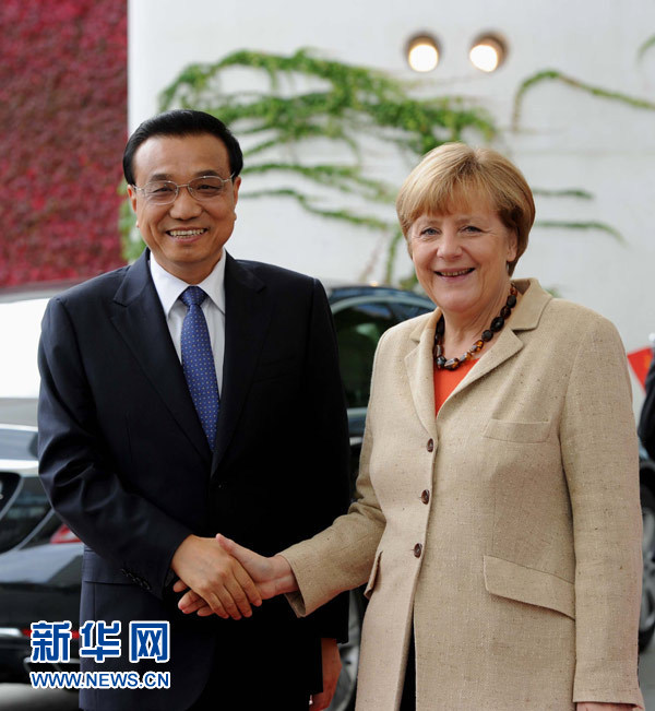 10月10日，德國(guó)總理默克爾在柏林總理府前廣場(chǎng)舉行隆重儀式，歡迎中國(guó)國(guó)務(wù)院總理李克強(qiáng)對(duì)德國(guó)進(jìn)行正式訪問(wèn)。 新華社記者 饒愛(ài)民 攝 