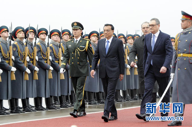 10月12日，中國(guó)國(guó)務(wù)院總理李克強(qiáng)乘專機(jī)抵達(dá)莫斯科，開始對(duì)俄羅斯進(jìn)行正式訪問并舉行中俄總理第十九次定期會(huì)晤。俄方在機(jī)場(chǎng)舉行隆重儀式，歡迎李克強(qiáng)總理。新華社記者 張鐸 攝